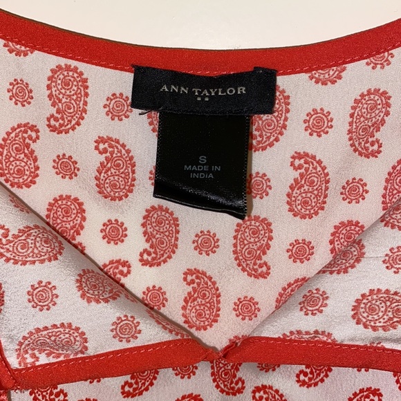 Ann Taylor sleeveless blouse. - Picture 2 of 3